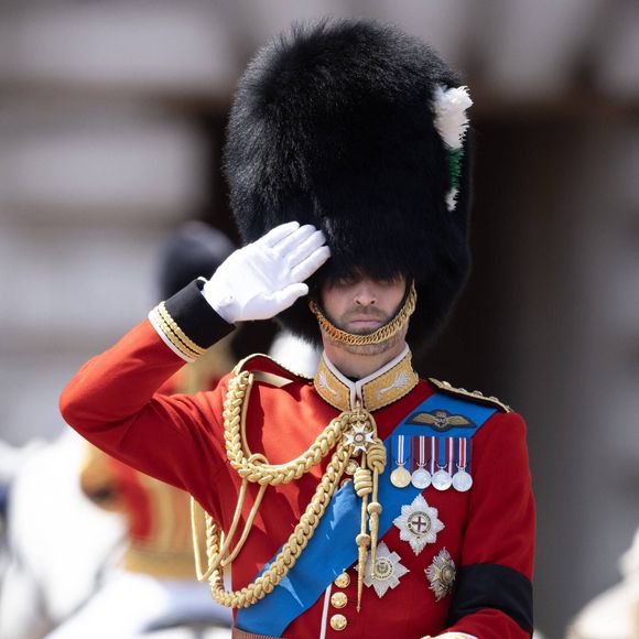 Lors de cette visite, une étudiante nommée Samantha lui a demandé de l’aider à justifier son retard en cours. 

Le prince William (prince de Galles), défilé officiel d’anniversaire du roi Charles — The King’s Birthday Parade 2025 (Trooping the Colour) à Londres, Royaume-Uni, le 14 juin 2025. (DANA n° 02619877) © Dana Press / Bestimage