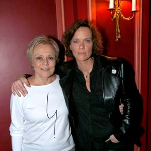 Exclusif - Muriel Robin et sa femme Anne Le Nen posent après la dernière de la pièce "Lapin" au Théâtre Édouard VII à Paris. Le 6 janvier 2024. © Bertrand Rindoff / Bestimage