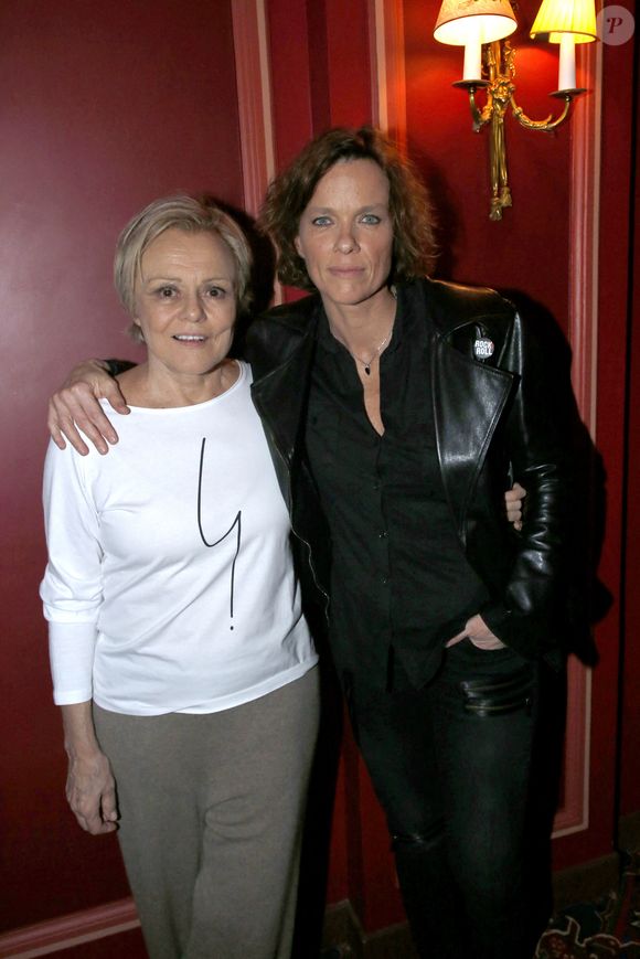 Exclusif - Muriel Robin et sa femme Anne Le Nen posent après la dernière de la pièce "Lapin" au Théâtre Édouard VII à Paris. Le 6 janvier 2024. © Bertrand Rindoff / Bestimage