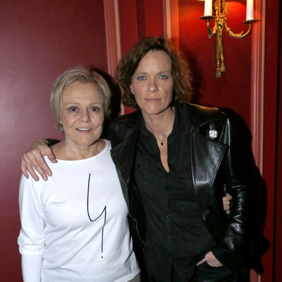 Exclusif - Muriel Robin et sa femme Anne Le Nen posent après la dernière de la pièce "Lapin" au Théâtre Édouard VII à Paris. Le 6 janvier 2024. © Bertrand Rindoff / Bestimage