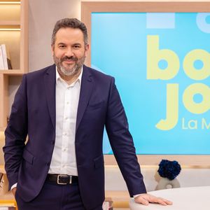 "Ce qui a été très violent avec mon ancien employeur, ils ont détesté ce que j'ai fait. Mais je me suis dis que parfois il fallait transgresser les règles, il faut franchir la ligne. Et j'ai eu raison parce que les deux années que je viens de passer ont été extraordinaires".

Bruce Toussaint sur le plateau de "Bonjour ! La matinale", qu'il présente sur TF1. © Lucie Cosnier / TF1