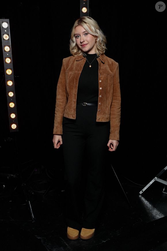 Exclusif - Gloria (ex-membre de Kids United) - Backstage de l'enregistrement de l'émission "Ce soir on chante pour les 100 ans des droits de l'enfant, avec l'Unicef", présentée par E.Gossuin et J.Anthony et diffusée le 12 mars sur W9
© Christophe Clovis / Bestimage

CE SOIR ON CHANTE POUR LES 100 ANS DES DROITS DE L'ENFANT
INÉDIT I MARDI 12 MARS À 21H05
 
PRÉSENTÉ PAR E.GOSSUIN ET J.ANTHONY
 
Les droits de l'enfant ont 100 ans ! A cette occasion, W9 se mobilise une nouvelle fois avec une grande soirée musicale au profit de l'Unicef.

Il y a 100 ans, était écrite la toute première déclaration des droits de l'enfant. Cette déclaration reconnaissait officiellement, pour la première fois, l'existence de droits spécifiques aux enfants et avait ouvert la voie aux différentes déclarations et mesures qui, actuellement, défendent et protègent chaque enfant... Encore aujourd'hui, lors de conflits et de crises humanitaires, les enfants sont toujours les premières victimes. Chaque jour, L'UNICEF oeuvre et travaille sans relâche à l'amélioration de la protection de ces droits, partout dans le monde. 100 ans après, le combat continue ! E.Gossuin et J.Anthony vous donnent ainsi rendez-vous pour une soirée musicale exceptionnelle. Les stars s'unissent dans un grand élan de solidarité pour l'Unicef et vont chanter au profit des enfants. Ils seront accompagnés par des enfants venus de la France entière, pour des duos émouvants et inédits. Ces jeunes chanteurs feront leurs premiers pas sur scène sous vos yeux. S'ils ont un peu le trac, ils sont surtout bourrés de talents et très fiers de s'impliquer pour l'UNICEF. À leurs côtés, des artistes qui ont répondu présents pour soutenir l'Unicef
