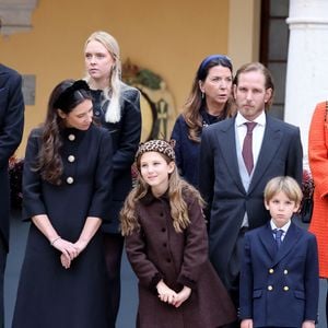 Tatiana Santo Domingo, Andrea Casiraghi, leurs enfants India, Maximilian - La famille princière monégasque dans la cour d'honneur du palais lors de la la fête nationale à Monaco le 19 novembre 2025. © Dominique Jacovides - Bruno Bebert / Bestimage