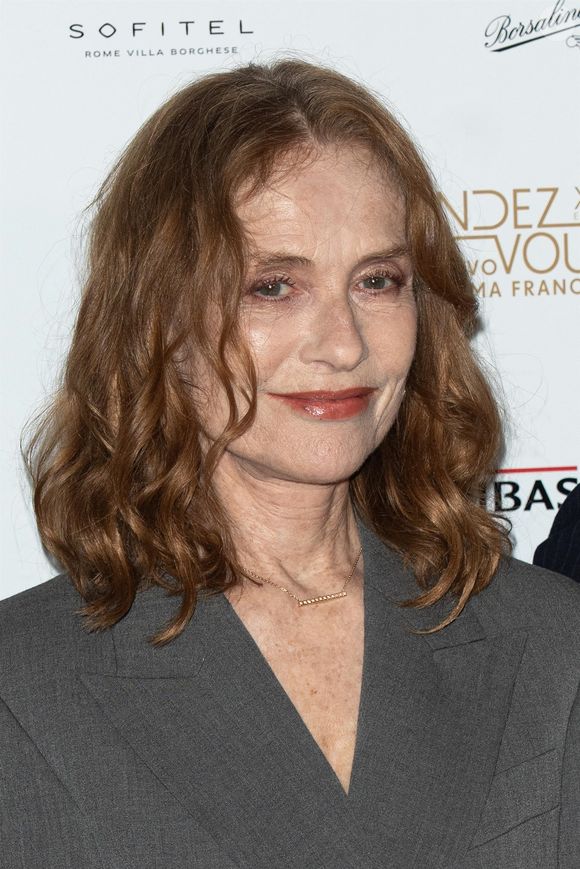 Isabelle Huppert est accompagnée de Bertrand Bonello, Navy Fois, Thierry Klifa, Jean-Paul Salomé et Barbara Bouchet lors de la soirée d'inauguration des Rendez-vous du cinéma français à l'Ambassade de France à Rome. Photo par Backgrid UK/ Bestimage