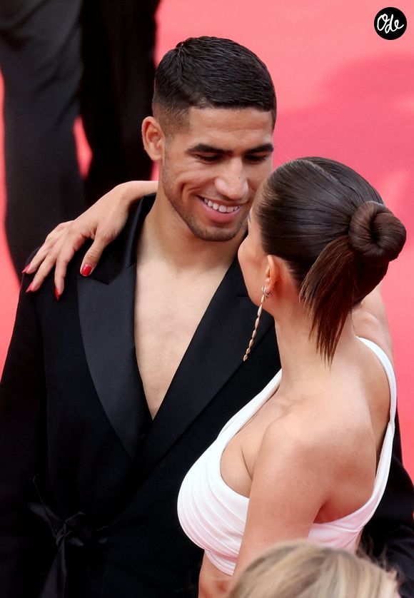 Une notoriété qui se reflète également dans les pages des magazines, où elle apparaît régulièrement. 

Achraf Hakimi et Hiba Abouk - Montée des marches du film « L’Innocent » lors du 75e Festival international du film de Cannes. Le 24 mai 2022
© Dominique Jacovides / Bestimage
