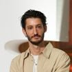 Petit coup d’œil dans la maison de campagne de Pierre Niney : un intrus s’est invité à sa fenêtre