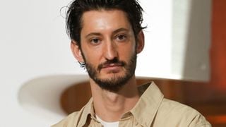 Petit coup d’œil dans la maison de campagne de Pierre Niney : un intrus s’est invité à sa fenêtre
