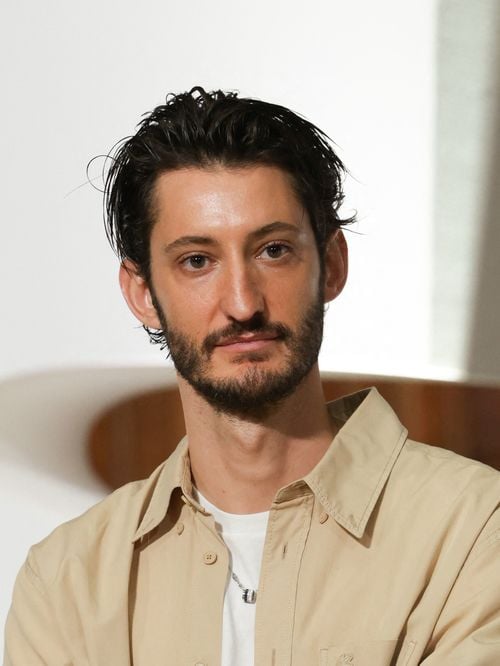 Petit coup d’œil dans la maison de campagne de Pierre Niney : un intrus s’est invité à sa fenêtre