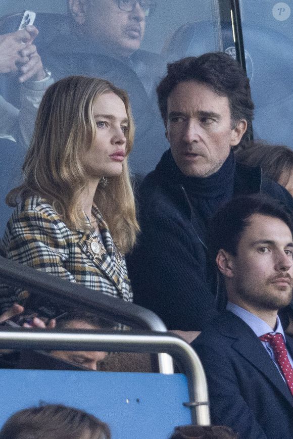 “En tout cas, je suis bien content que vous ayez fait le job et que vous soyez en Ligue 1. Bravo !”, conclut le mari de Natalia Vodianova
Natalia Vodianova et Antoine Arnault - Célébrités dans les tribunes lors du match retour de la Ligue Des Champions 2024-2025 (LDC) "PSG - Arsenal" (2-1) au Parc des Princes à Paris le 7 mai 2025. © Cyril Moreau/Bestimage