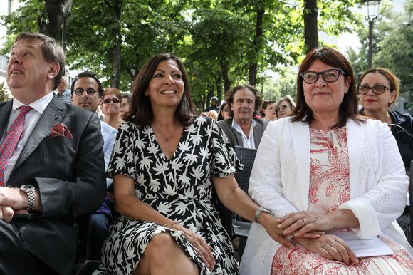 Selon la fille du chanteur, Maddly aurait tout fait pour s’imposer et "écarter tout le monde". Mais concernant l’héritage, Jacques Brel avait organisé les choses de son vivant : "Son testament a fait de ma mère sa légataire universelle".

Anne Hidalgo, Maire de Paris, accompagnée de France Brel, la fille du chanteur, et de l'ambassadeur belge,  François de Kerchove d'Exaerde inaugure les allées Jacques Brel, dans le 19e arrondissement de Paris. Le 19  juillet 2019. 
© Stéphane Lemouton / Bestimage