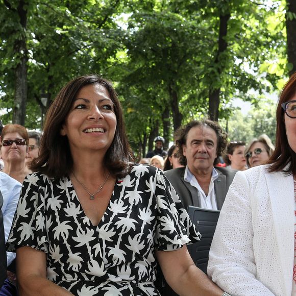 Selon la fille du chanteur, Maddly aurait tout fait pour s’imposer et "écarter tout le monde". Mais concernant l’héritage, Jacques Brel avait organisé les choses de son vivant : "Son testament a fait de ma mère sa légataire universelle".

Anne Hidalgo, Maire de Paris, accompagnée de France Brel, la fille du chanteur, et de l'ambassadeur belge,  François de Kerchove d'Exaerde inaugure les allées Jacques Brel, dans le 19e arrondissement de Paris. Le 19  juillet 2019. 
© Stéphane Lemouton / Bestimage