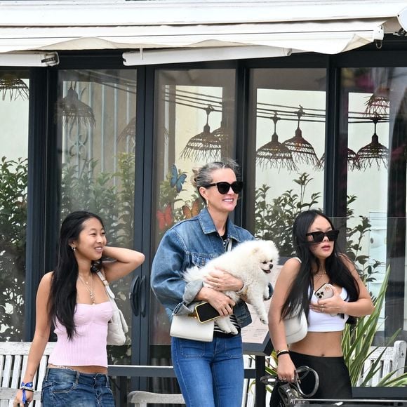 Laeticia Hallyday et ses filles Jade et Joy (qui résident depuis quelques jours dans la propriété familiale du Cap-d'Ail) arrivent à Marseillan pour déjeuner avec Elyette Boudou "Mamie Rock", le 2 juillet 2024.  Photo : Agence / Bestimage