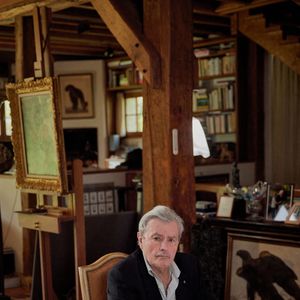 Il la portait beaucoup sur les dernières années de sa vie

Exclusif -  Alain Delon à Douchy-Montcorbo, France, le 10 avril 2021. © Cyril Moreau/Bestimage