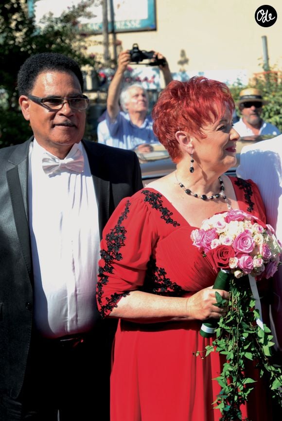 Pour leur mariage célébré en Dordogne en 2015, l'artiste avait troqué la traditionnelle robe blanche contre une tenue rouge inspirée de Joséphine Baker.

Fabienne Thibeault et Christian Montagnac se marient à Castelnaud-La-Chapelle en Dordogne près de Périgueux le 22 août 2015.

© Agence / Bestimage
