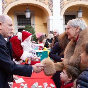 Le prince Albert II de Monaco - La famille princière de Monaco offre les traditionnels cadeaux de Noël aux enfants monégasques dans la Cour du Palais Princier, le 18 décembre 2024. 
© Olivier Huitel / Pool Monaco / Bestimage