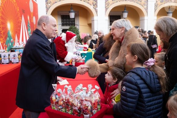 Le prince Albert II de Monaco - La famille princière de Monaco offre les traditionnels cadeaux de Noël aux enfants monégasques dans la Cour du Palais Princier, le 18 décembre 2024. 
© Olivier Huitel / Pool Monaco / Bestimage