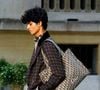 Le créateur a revisité les classiques du tailoring avec des matières transparentes et des coupes inattendues.

Défilé de mode Dior Homme Prêt à Porter Collection Homme Printemps/Été 2027 lors de la Fashion Week de Paris, France, le 24 juin 2026. © Bestimage