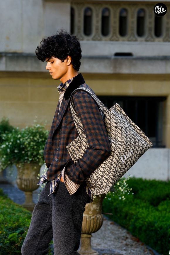 Le créateur a revisité les classiques du tailoring avec des matières transparentes et des coupes inattendues.

Défilé de mode Dior Homme Prêt à Porter Collection Homme Printemps/Été 2027 lors de la Fashion Week de Paris, France, le 24 juin 2026. © Bestimage