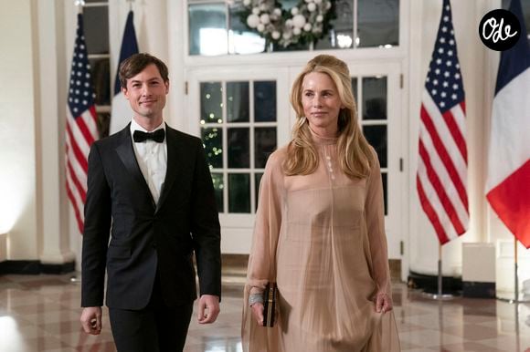 Aujourd'hui, tous orphelins de père, les enfants Jobs s'établissent dans des domaines différents : Reed Jobs investit dans la biotechnologie afin de mieux soigner le cancer...

Laurene Powell Jobs, épouse de Steve Jobs, et Reed Jobs, fils de Steve Jobs, arrivent pour assister à un dîner d'État en l'honneur du président français Emmanuel Macron et de Brigitte Macron, organisé par le président américain Joe Biden et la première dame, le Dr Jill Biden, à la Maison Blanche à Washington, USA. Le 1er décembre 2022. Crédit Sarah Silbiger/Pool/Abaca
