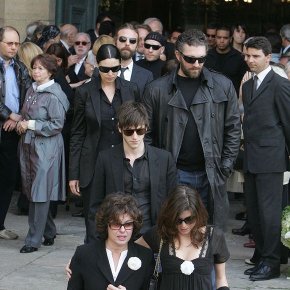 Anne et Cécile Cassel, Gaspard Ulliel, Monica Bellucci, Vincent Cassel et Mathias Cassel quittent les funérailles de l'acteur français Jean-Pierre Cassel à l'église Saint-Eustache à Paris, France, le 26 avril 2007. Photo by Mousse-Nebinger/ABACAPRESS.COM