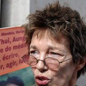 L'actrice française Jane Birkin proteste lors d'un rassemblement devant l'ambassade de Birmanie pour la délivrance d'Aung San Suu Kyi, leader détenu de la Ligue nationale birmane pour la démocratie et lauréate du prix Nobel de la paix. Paris, France, août 2009. Photo by Giancarlo Gorassini/ABACAPRESS.COM