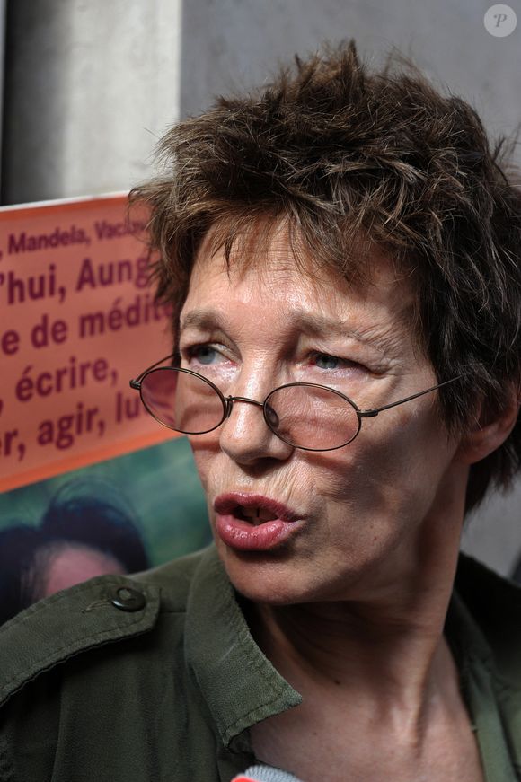 L'actrice française Jane Birkin proteste lors d'un rassemblement devant l'ambassade de Birmanie pour la délivrance d'Aung San Suu Kyi, leader détenu de la Ligue nationale birmane pour la démocratie et lauréate du prix Nobel de la paix. Paris, France, août 2009. Photo by Giancarlo Gorassini/ABACAPRESS.COM