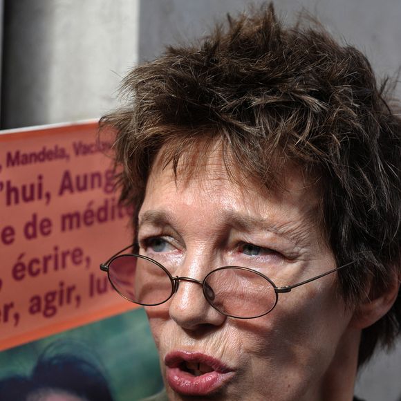 L'actrice française Jane Birkin proteste lors d'un rassemblement devant l'ambassade de Birmanie pour la délivrance d'Aung San Suu Kyi, leader détenu de la Ligue nationale birmane pour la démocratie et lauréate du prix Nobel de la paix. Paris, France, août 2009. Photo by Giancarlo Gorassini/ABACAPRESS.COM