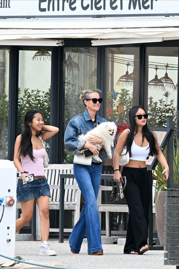 Exclusif - Laeticia Hallyday et ses filles Jade et Joy (qui résident depuis quelques jours dans la propriété familiale du Cap-d'Ail) arrivent à Marseillan pour déjeuner avec Elyette Boudou "Mamie Rock" (qui fêtera ses 89 ans le 5 juillet prochain), accompagné de son père André Boudou et sa fille Alcéa (demi soeur de Laeticia). Toute la famille est allée déjeuner à la crêperie "La Maison de Camille" à Marseillan, France, le 2 juillet 2024.  (Agence / Bestimage).