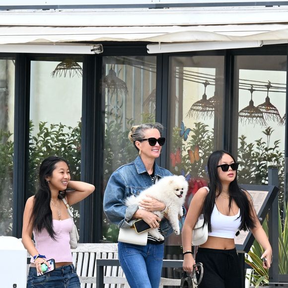 Exclusif - Laeticia Hallyday et ses filles Jade et Joy (qui résident depuis quelques jours dans la propriété familiale du Cap-d'Ail) arrivent à Marseillan pour déjeuner avec Elyette Boudou "Mamie Rock" (qui fêtera ses 89 ans le 5 juillet prochain), accompagné de son père André Boudou et sa fille Alcéa (demi soeur de Laeticia). Toute la famille est allée déjeuner à la crêperie "La Maison de Camille" à Marseillan, France, le 2 juillet 2024.  (Agence / Bestimage).