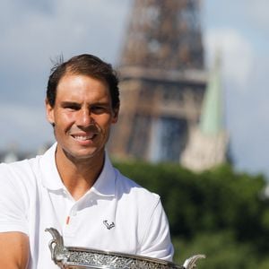Rafael Nadal pose avec la coupe des Mousquetaires sur le pont Alexandre III après sa 14ème victoire en finale du simple messieurs aux internationaux de France de tennis de Roland Garros à Paris, France, le 06 juin 2022. © Christophe Clovis / Bestimage.