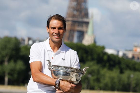 Rafael Nadal pose avec la coupe des Mousquetaires sur le pont Alexandre III après sa 14ème victoire en finale du simple messieurs aux internationaux de France de tennis de Roland Garros à Paris, France, le 06 juin 2022. © Christophe Clovis / Bestimage.