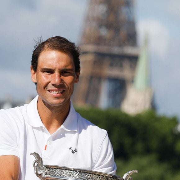 Rafael Nadal pose avec la coupe des Mousquetaires sur le pont Alexandre III après sa 14ème victoire en finale du simple messieurs aux internationaux de France de tennis de Roland Garros à Paris, France, le 06 juin 2022. © Christophe Clovis / Bestimage.