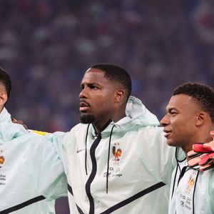 Sur le terrain, Kylian Mbappé n'arbore pas exactement la même tunique que le reste de l'Équipe de France.

William SALIBA (France), Mike MAIGNAN (France) et Kylian MBAPPÉ (France) - Les Bleus ont remporté leur dernier match de préparation contre l'Irlande du Nord (3-1) à Lille, grâce à un triplé de M. Olise le 8 juin 2026. © Laurent Sanson/PsnewZ/Bestimage