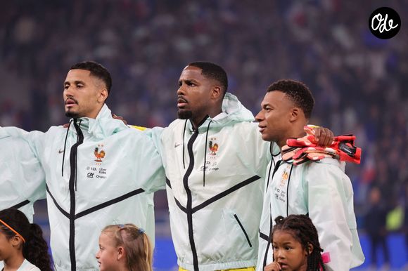Sur le terrain, Kylian Mbappé n'arbore pas exactement la même tunique que le reste de l'Équipe de France.

William SALIBA (France), Mike MAIGNAN (France) et Kylian MBAPPÉ (France) - Les Bleus ont remporté leur dernier match de préparation contre l'Irlande du Nord (3-1) à Lille, grâce à un triplé de M. Olise le 8 juin 2026. © Laurent Sanson/PsnewZ/Bestimage