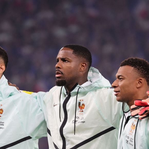 Sur le terrain, Kylian Mbappé n'arbore pas exactement la même tunique que le reste de l'Équipe de France.

William SALIBA (France), Mike MAIGNAN (France) et Kylian MBAPPÉ (France) - Les Bleus ont remporté leur dernier match de préparation contre l'Irlande du Nord (3-1) à Lille, grâce à un triplé de M. Olise le 8 juin 2026. © Laurent Sanson/PsnewZ/Bestimage