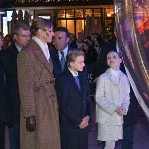 L’épouse du prince Albert II portait un manteau en laine à lacets et imprimé cachemire de la marque Etro, ainsi que des bottes en cuir marron signées Gianvito Rossi.

Le prince Albert II de Monaco, la princesse Charlene et leurs enfants la princesse Gabriella et le prince héréditaire Jacques lancent les illuminations de Noël en Principauté, depuis la place du Casino à Monaco, le 29 novembre 2025. La famille princière est accompagnée par Stéphane Valéri, le président délégué de la Société des Bains de Mer de Monaco, et le ministre d'Etat de la Principauté, Christophe Mirmand. © Bruno Bebert/Bestimage