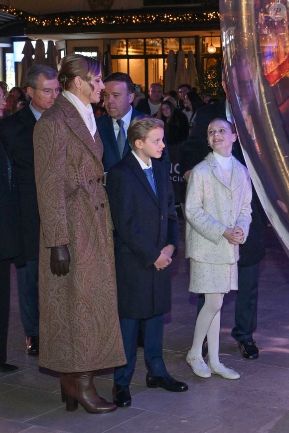 L’épouse du prince Albert II portait un manteau en laine à lacets et imprimé cachemire de la marque Etro, ainsi que des bottes en cuir marron signées Gianvito Rossi.

Le prince Albert II de Monaco, la princesse Charlene et leurs enfants la princesse Gabriella et le prince héréditaire Jacques lancent les illuminations de Noël en Principauté, depuis la place du Casino à Monaco, le 29 novembre 2025. La famille princière est accompagnée par Stéphane Valéri, le président délégué de la Société des Bains de Mer de Monaco, et le ministre d'Etat de la Principauté, Christophe Mirmand. © Bruno Bebert/Bestimage