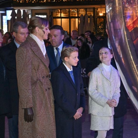 L’épouse du prince Albert II portait un manteau en laine à lacets et imprimé cachemire de la marque Etro, ainsi que des bottes en cuir marron signées Gianvito Rossi.

Le prince Albert II de Monaco, la princesse Charlene et leurs enfants la princesse Gabriella et le prince héréditaire Jacques lancent les illuminations de Noël en Principauté, depuis la place du Casino à Monaco, le 29 novembre 2025. La famille princière est accompagnée par Stéphane Valéri, le président délégué de la Société des Bains de Mer de Monaco, et le ministre d'Etat de la Principauté, Christophe Mirmand. © Bruno Bebert/Bestimage