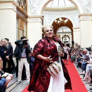 Marianne James - Défilé "Over Fifty... et alors !" à la galerie Vivienne à Paris le 17 Juin 2019. C'est sous les ors de la galerie Vivienne que la styliste Nathalie Garçon, initiatrice de l'association "Over fifty...et alors", a organisé un défilé de mode afin de faire évoluer la visibilité et le regard porté sur les femmes de plus de cinquante ans. © Dominique Jacovides/Bestimage