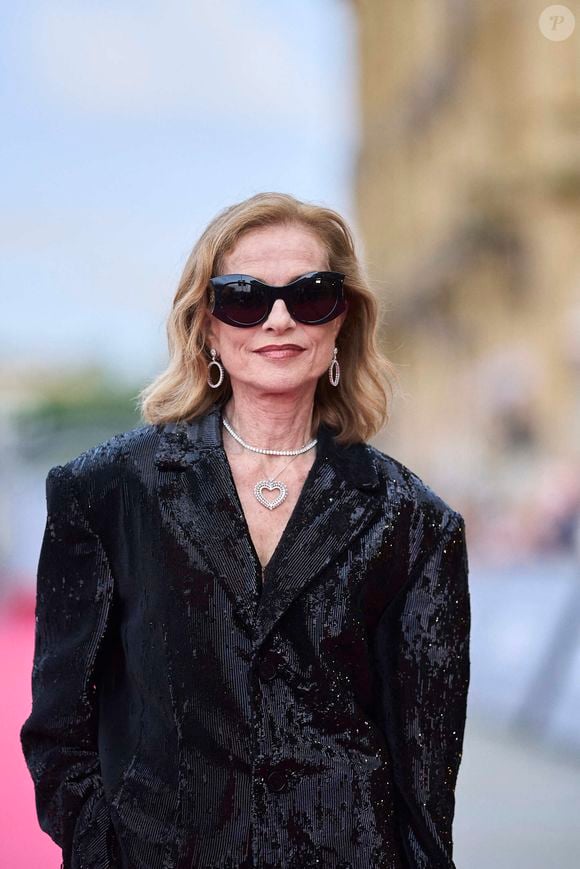 L'actrice Isabelle Huppert assiste à la première de Yeohaengjaui Pilyo lors du 72e Festival international du film de Saint-Sébastien au théâtre Victoria Eugenia le 23 septembre 2024 à Saint-Sébastien, en Espagne. Photo by ABACAPRESS.COM
