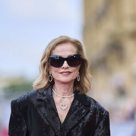 L'actrice Isabelle Huppert assiste à la première de Yeohaengjaui Pilyo lors du 72e Festival international du film de Saint-Sébastien au théâtre Victoria Eugenia le 23 septembre 2024 à Saint-Sébastien, en Espagne. Photo by ABACAPRESS.COM