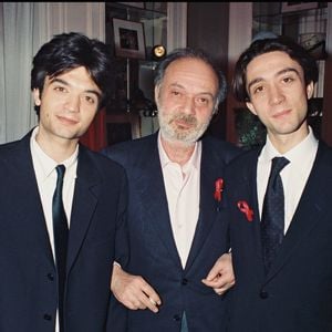 Issu d'une grande tribu du cinéma, Julien avait dû surmonter des drames familiaux.

Archives – Claude Berri avec ses fils Thomas Langmann et Julien Rassam à la soirée pour le film La Reine Margot à la Villa Gould, Cannes, France, le 13 mai 1994.

Photographe : Agence / Bestimage