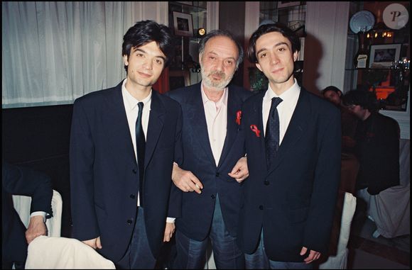 Issu d'une grande tribu du cinéma, Julien avait dû surmonter des drames familiaux.

Archives – Claude Berri avec ses fils Thomas Langmann et Julien Rassam à la soirée pour le film La Reine Margot à la Villa Gould, Cannes, France, le 13 mai 1994.

Photographe : Agence / Bestimage