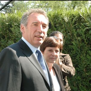 Douze ans plus tard, l'avis du Premier ministre sur la question a-t-il évolué ? Il peut en tout cas compter sur l'oreille féminine de sa femme

François Bayrou et sa femme Elisabeth au bureau de vote de Pau.