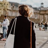 Sac cabas ou sac bandoulière : quel modèle choisir pour le quotidien, selon vos besoins ?