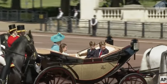 Kate et Charlotte assorties à la cérémonie "Trooping the Colour"