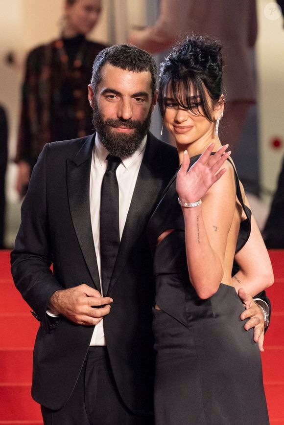 L'artiste collabore collabore avec Romain Gavras.

Romain Gavras et Dua Lipa - Montée des marches du film Omar La Fraise (Le Roi d'Alger) lors du 76ème Festival International du Film de Cannes le 20 mai 2023. Jacovides / Moreau / Bestimage