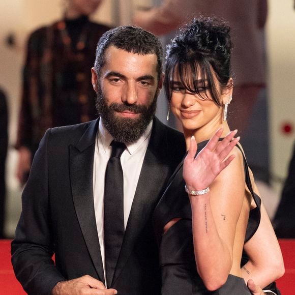 L'artiste collabore collabore avec Romain Gavras.

Romain Gavras et Dua Lipa - Montée des marches du film Omar La Fraise (Le Roi d'Alger) lors du 76ème Festival International du Film de Cannes le 20 mai 2023. Jacovides / Moreau / Bestimage