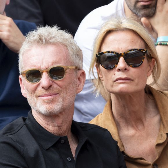 Denis Brogniart et sa femme Hortense Borgniart dans les tribunes lors des Internationaux de France de Tennis de Roland Garros 2025 à Paris, le 29 mai 2025.
© Moreau / Jacovides / Bestimage