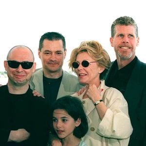 Cette actrice française, qui a joué avec l'Américain Ron Perlman, nous quitte à l'âge de 95 ans.
Ron Perlman, Marc Caro, Jean-Pierre Jeunet, Daniel Emilfork, Judith Vittet, Geneviève Brunet, Odile Mallet, Dominique Pinon, Jean-Claude Dreyfus au 48e Festival de Cannes.
Photo : Angeli-Rindoff Garcia / Bestimage